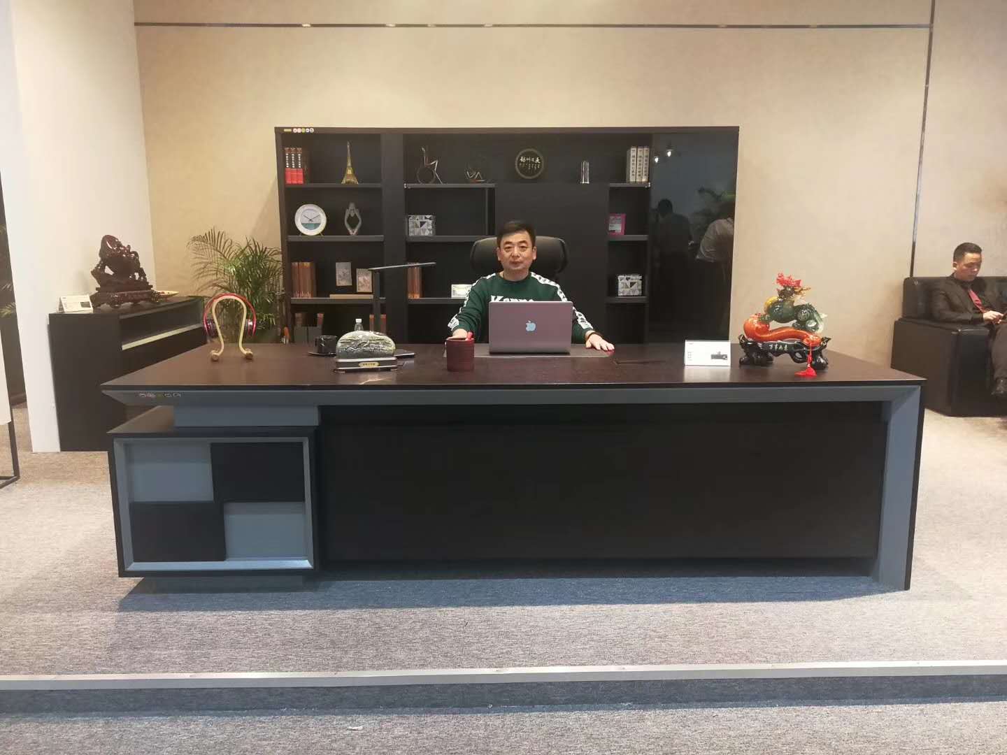 辛兆波董事長參加廣州國際家具展并簽訂大訂單，更好的服務(wù)客戶